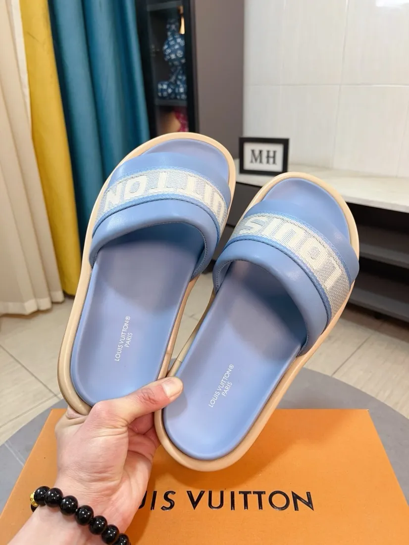 Ex-factory price 360🌹🌹 (lv-Louis Vuitton) New men's slippers, high-end boutique, exquisite embossed logo decoration on the upper, fine workmanship, super soft soles, casual, loose and comfortable, a must-have in summer! \nsize：38-44